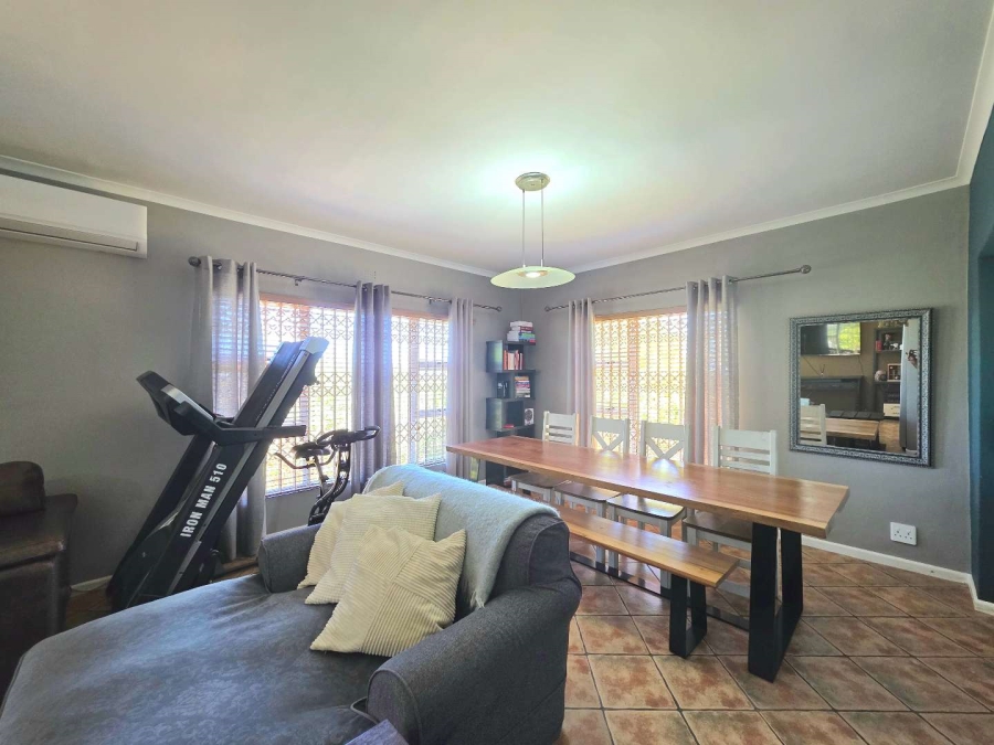 5 Bedroom Property for Sale in Plattekloof Western Cape